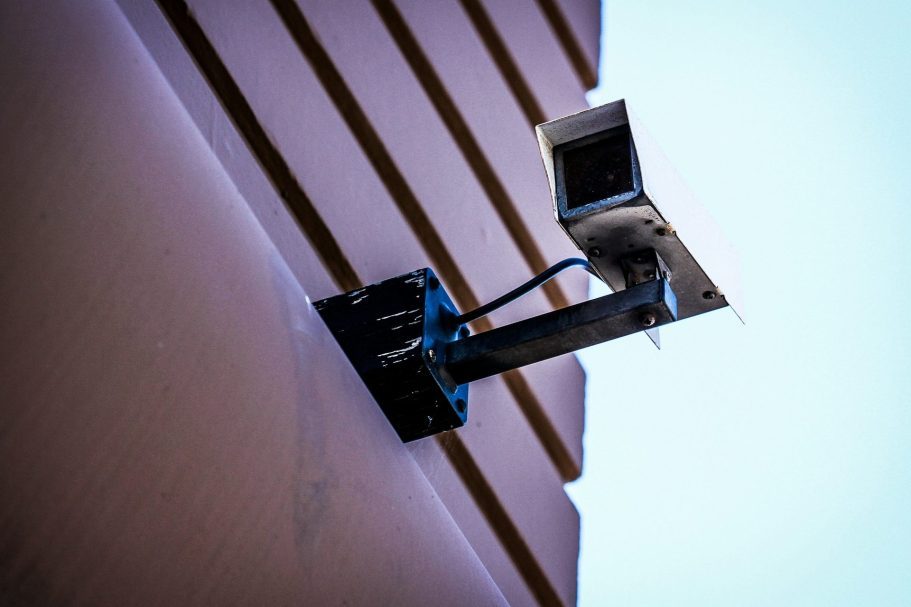 Moderne Videoüberwachung an einem gesicherten Gebäude